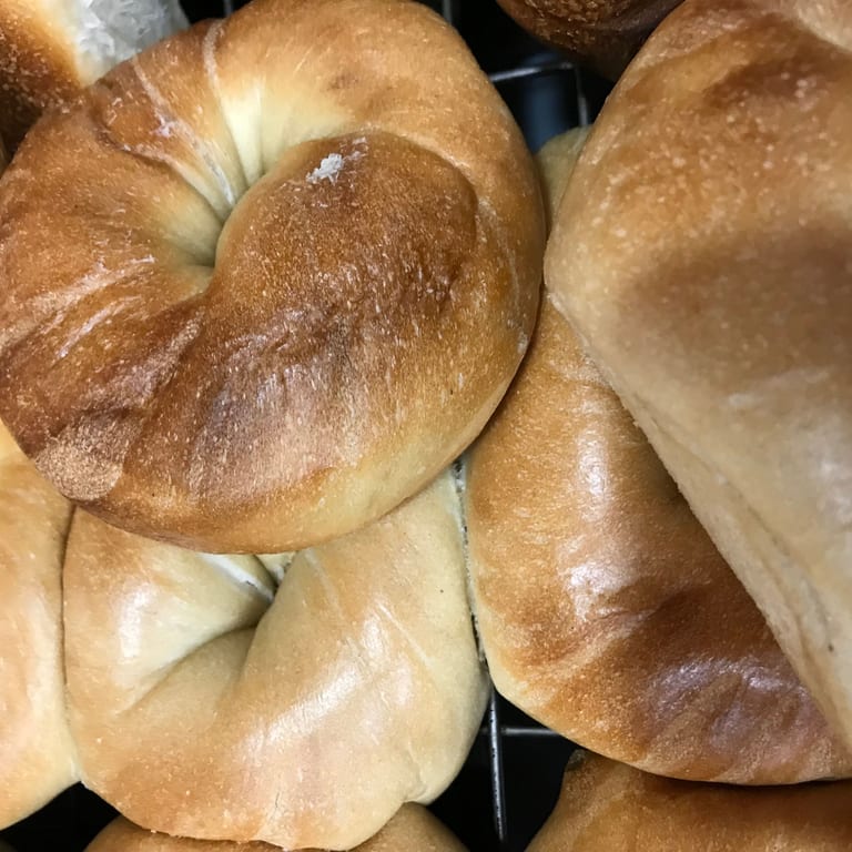 Freshly Baked Plain Bagels: A Deli Favorite